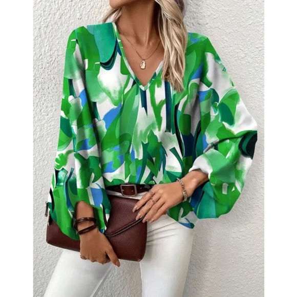 KFab Designs Tops - Floral lantern sleeve blouse